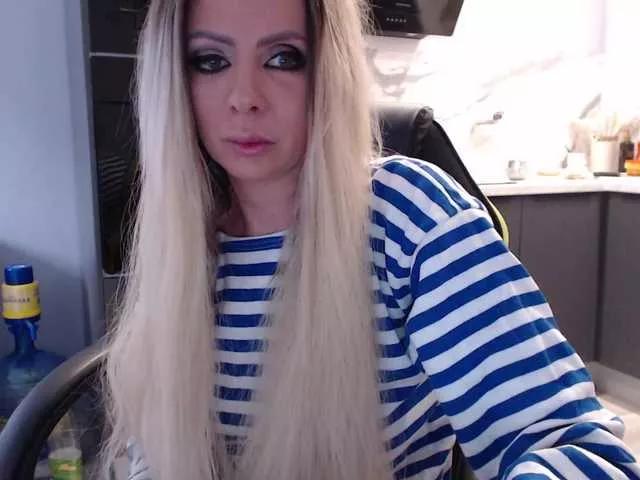 blondalina on BongaCams