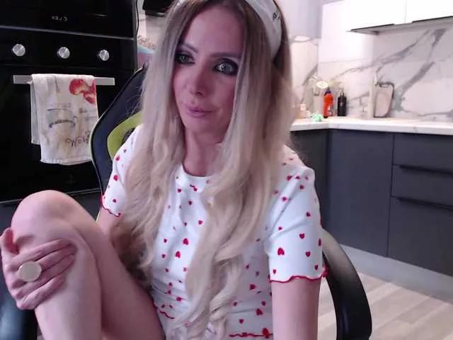 blondalina on BongaCams