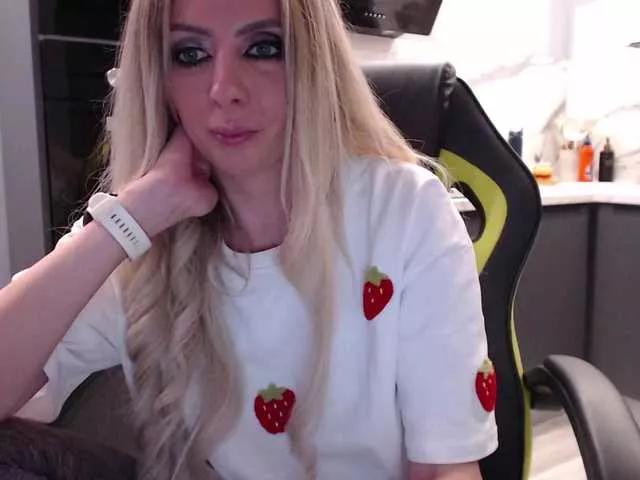 blondalina on BongaCams