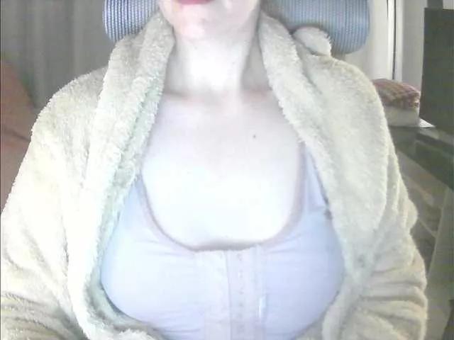 CreamyWoman on BongaCams