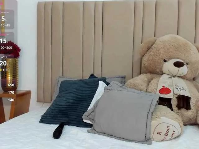 BongaCams izadii is Freechat izadii — kisses on the neck