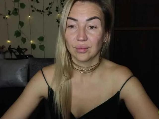 Jullyblondkiss on BongaCams