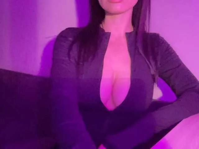 KinaGlow on BongaCams