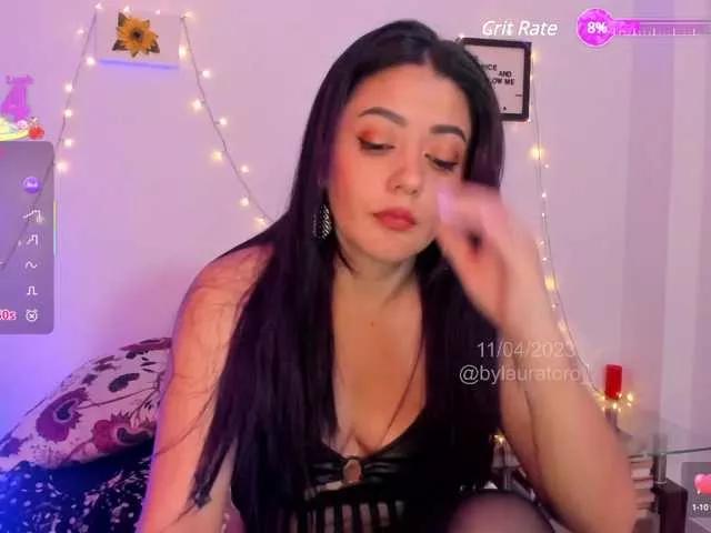 Lauratoro on BongaCams