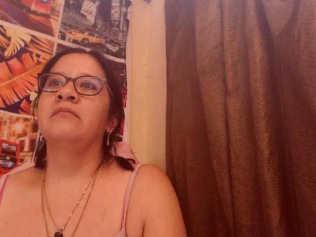 Freechat lucyLUxxx on BongaCams