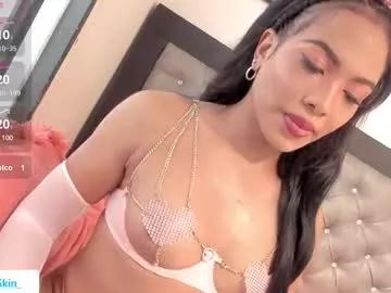 Freechat ebonyskinn on Chaturbate