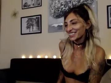 Freechat prettyalmaa on Chaturbate