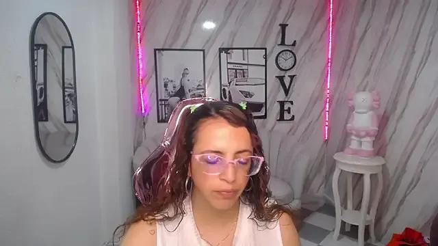 _Evoni_b on StripChat