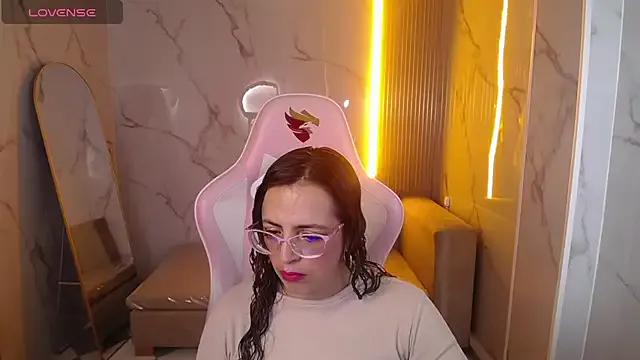 _Evoni_b on StripChat