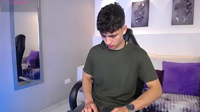 AdrianRinaldi on StripChat