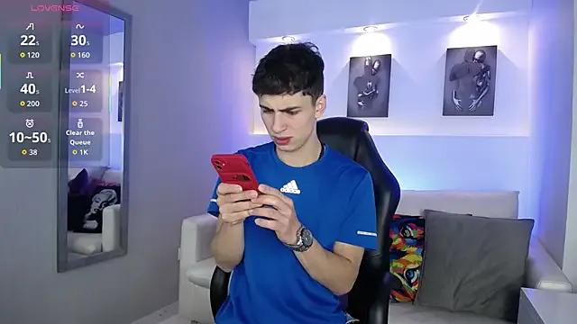 AdrianRinaldi on StripChat