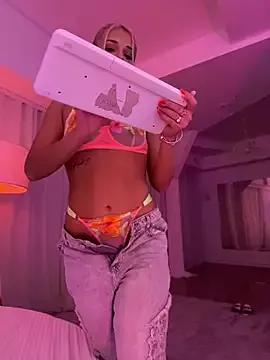 Candy_Ivy on StripChat