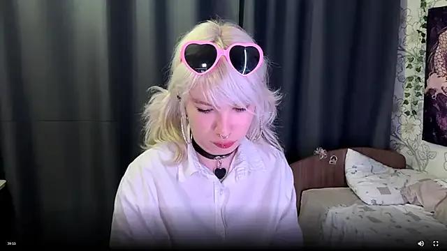 ElnoraVanord — lick fingers <3