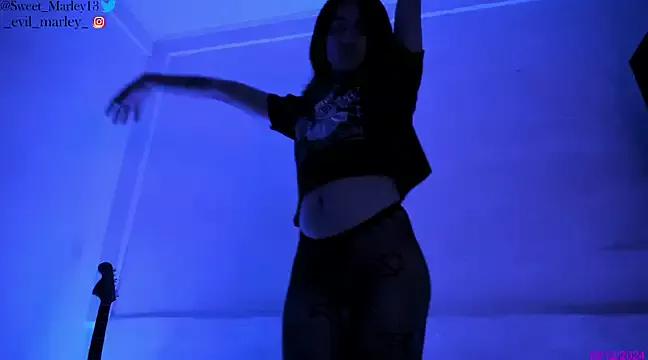 Evil_Queen13 on StripChat