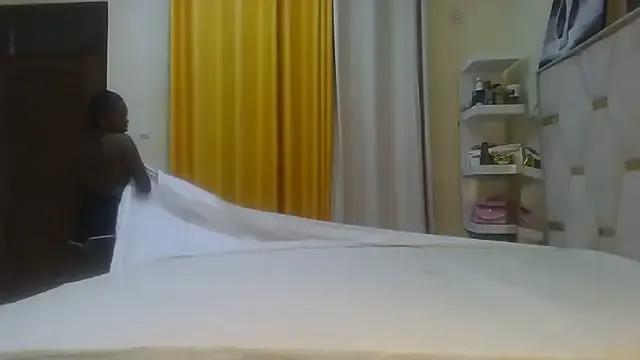 Fine_assie on StripChat