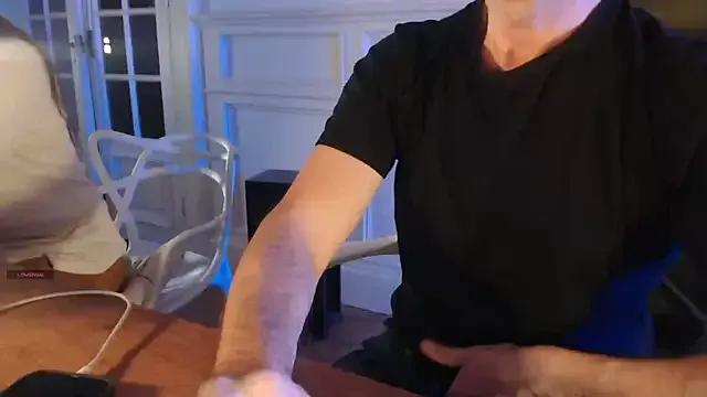 Freechat friendswithben33 on StripChat