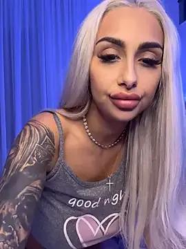 GoldenAmber on StripChat