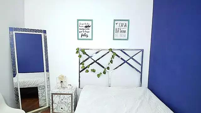 Freechat littleebonymommy on StripChat