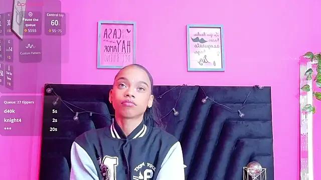 Freechat littleebonymommy on StripChat