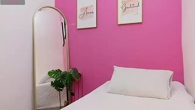 Freechat littleebonymommy on StripChat