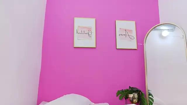 Freechat littleebonymommy on StripChat