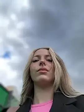 LoraaDoll on StripChat