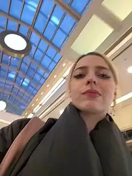 LoraaDoll on StripChat