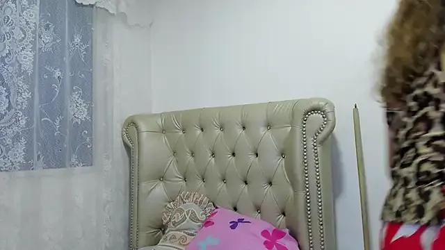 MatureHorny_70 on StripChat