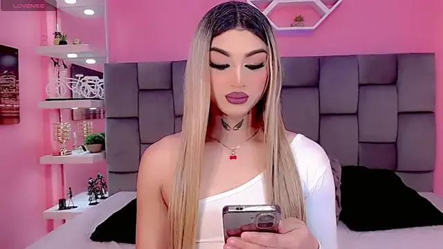 Miacuteee on StripChat