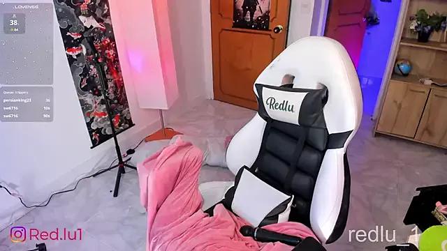 Redlu_1 on StripChat