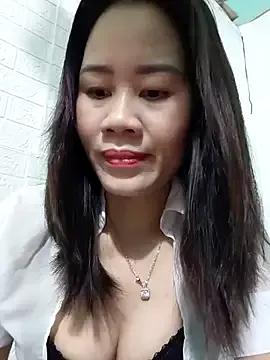 Singlemom69x on StripChat