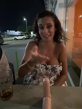 Freechat therealbeverlycious on StripChat