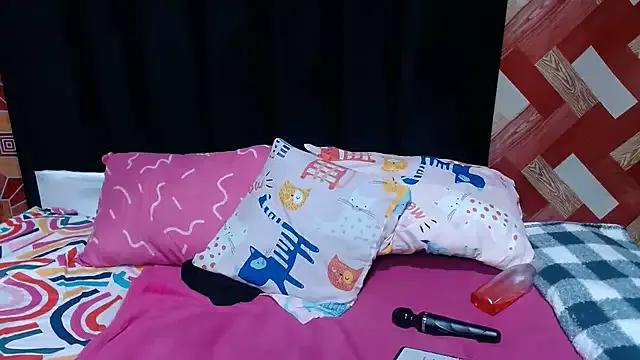 Thickbootykim on StripChat