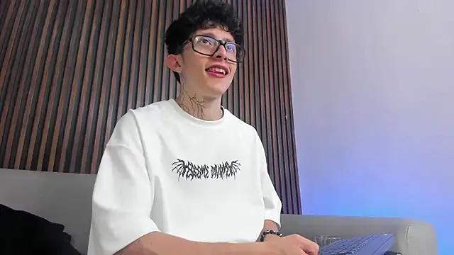 Freechat troy_rouge on StripChat