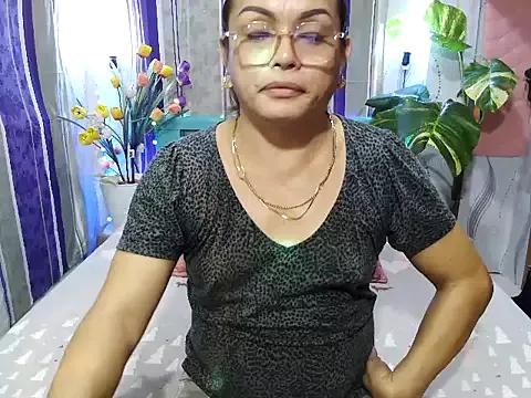 UrAsianPrincessDanie on StripChat